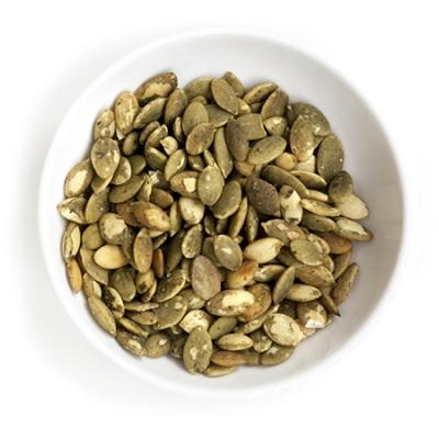 Las semillas crudas de calabaza también llamadas pepitas, son una gran fuente vegetal de este mineral.