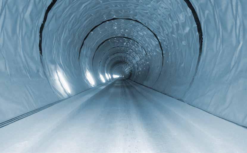 Gracias a sus propiedades reflectantes, la capa de señalización blanca no solo mejora la seguridad del túnel, sino que además permite una fácil identificación visual y el saneamiento de posibles