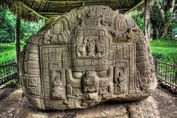 Copán guarda sus estelas, templos, pirámides, juegos de pelota y enterramientos únicos del Mundo Maya. Alojamiento en el hotel Plaza Copán 4*. (D.-.