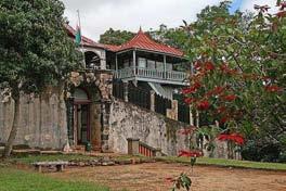 Visita de la ciudadela de Ambohimanga, declarada Patrimonio de la Humanidad por UNESCO y donde podremos ver palacios de la dinastía real merina así como una interesante muralla construida con cascara