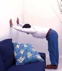 Colocarse frente a una pared, cruzar las piernas y flexionar la cadera apoyando ambas manos separadas a la anchura de los hombros en la pared, manteniendo el tronco paralelo al suelo.