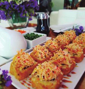 empanizado (Camarón y queso por fuera, por dentro aguacate con tampico y camarón empanizado arriba) Ebi roll tempura (Rollo capeado por dentro