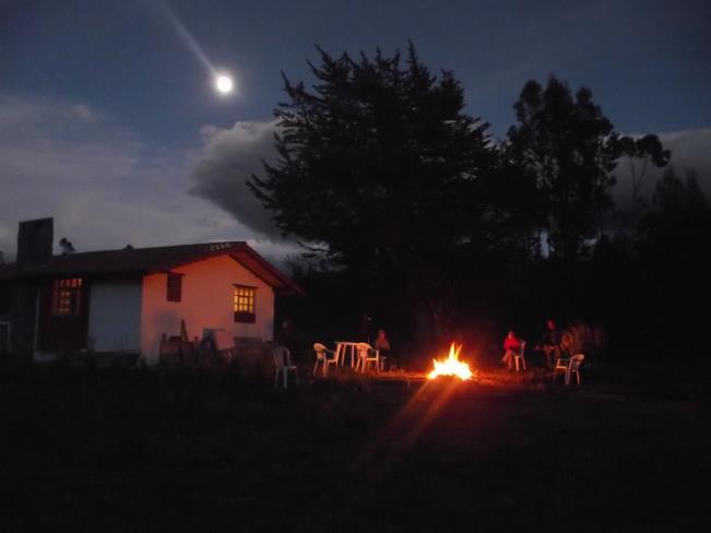 Noche en una propiedad en el campo a 3200 metros sobre el nivel del mar (cabaña con camas para 6 personas o noches en carpa), vista espectacular sobre el volcán Cotopaxi.