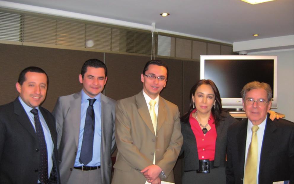 En esta imagen observamos de izquierda a derecha a participantes de la reunión anual del grupo GREBO: Doctor Diego Bonilla, Doctor Freddy Guevara, Doctor Edwin Silva, Doctora Aura Lucía Leal y Doctor
