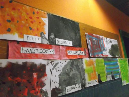 - En la clase de Plástica se realiza un interesante mural con trabajos donde el alumnado ha asociado colores a las distintintas emociones.