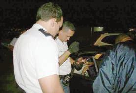policial a mira un conocido di polis, e tal Cacalaca Blanco den un Nissan Sentra blauw.