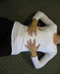 Instruir en el ajuste correcto abdominal para estabilizar la espalda baja (contracción transversal del abdomen y multifidus)