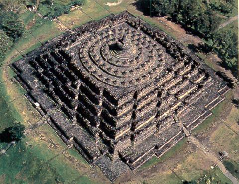 Está formado por dos millones de bloques de piedra, los cuales constituyen una colosal estupa simétrica, envuelta literalmente por la colina.