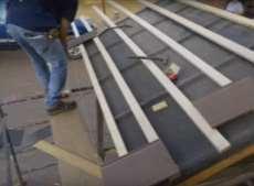 La teja se puede instalar atornillándola o apuntillándola en cada uno