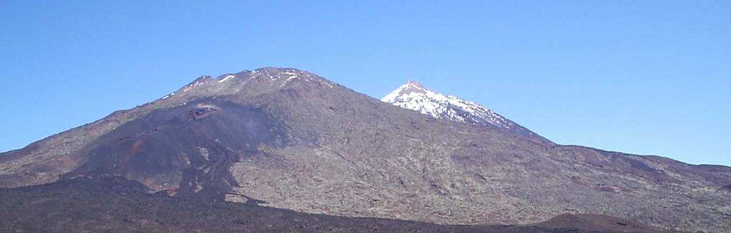 Volcán el teide 7 Litotipos de Canarias 8 OLIVÍNICO-PIROXÉNICOS (OP) VACUOLARES (V) B-OP-V MASIVOS (M) B-OP-M BASALTOS (B) PLAGIOCLÁSICOS (PL) VACUOLARES (V)