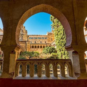 Cáceres, declarada Ciudad Patrimonio de la Humanidad, posee uno de los conjuntos urbanos de la Edad Media y del Renacimiento más completos del mundo.