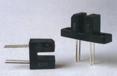 Dispone de cuatro patillas, dos correspondientes al diodo LED y las otras dos correspondientes al colector y emisor del fototransistor, las cuales vienen señaladas en la carcasa del componente.