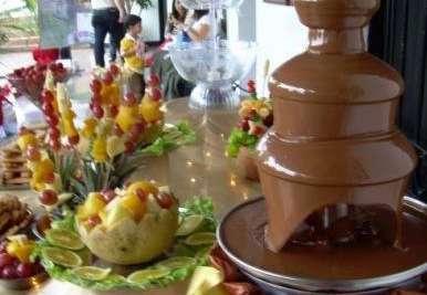 Cascada de Chocolate Que no falte en la banquetearía de tu evento o cumpleaños esta magnifica opción que tenemos para ofrecer a todos nuestros clientes.