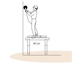 La anchura mínima de la plataforma de trabajo será de 0.60 metros. Cuando exista riesgo de caída de más de 2 m. Se instalarán barandillas.
