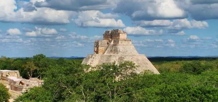 12- MERIDA / CHICHEN ITZA / CANCUN RIVIERA MAYA -AKUMAL Desayuno. Por la mañana salida hacia Chichén Itzá y visita de la zona arqueológica.