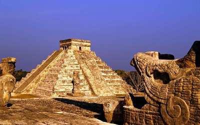 c) y un segundo control Tolteca (una etnia del centro del país) a partir del año 900 d.c. Por esta razón en este sitio arqueológico se pueden encontrar dos estilos arquitectónicos diferentes: el viejo Chichén (Maya) y el nuevo Chichén (Maya- Toltec).