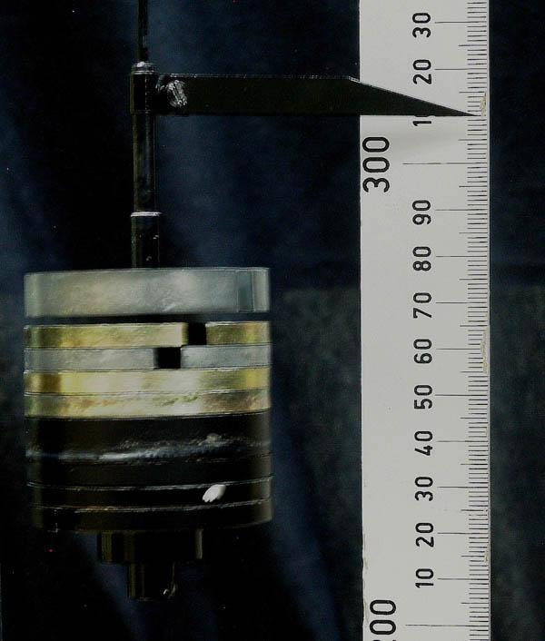 Sexta medida En la fotografía dada al sistema se le ha añadido una nueva pesa de 100 gramos, por lo que la masa total