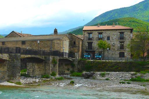 ALOJAMIENTO El Centro de Actividades para el campamento juvenil, están ubicados a la orilla del Río Aragón en dónde se va a pescar.