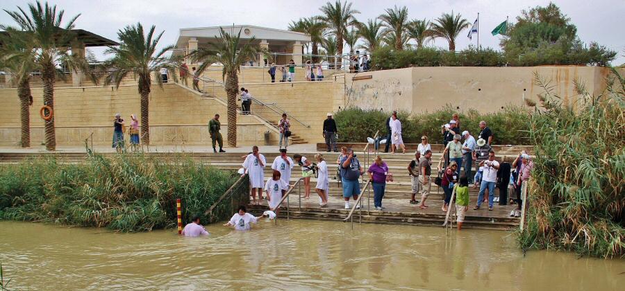 Desayuno. Traslado al rio Jordán, donde se renovarán las promesas bautismales, A continuación al Mar Muerto, el lugar más bajo de la tierra (posibilidad de baño). Almuerzo.