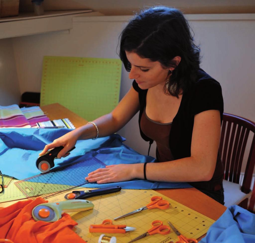 CORTE RECTO Las herramientas de corte de Fiskars permiten a los artesanos simplificar el corte de la tela, papel y de materiales laminados gracias