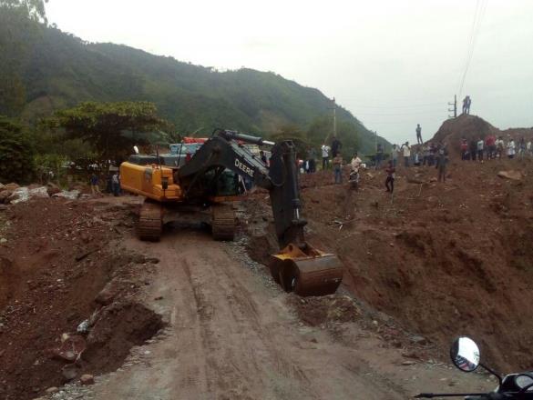 Junín: Provías Nacional trabaja en el restablecimiento de carretera marginal La Merced- Satipo, afectada por deslizamiento Personal de Provías Nacional trabaja en el restablecimiento del km 66 + 400
