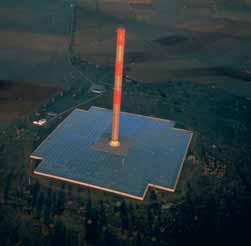 Una central de xemeneia solar consisteix en un gran col lector solar pla que, com un hivernacle, converteix la radiació solar total en energia tèrmica.