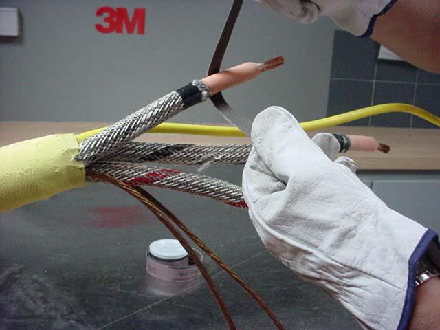 9. Limpie la aislación expuesta siguiendo la práctica normal: Lije la superficie de la aislación con la lija del kit de preparación de cables CC - 2 figura 8.