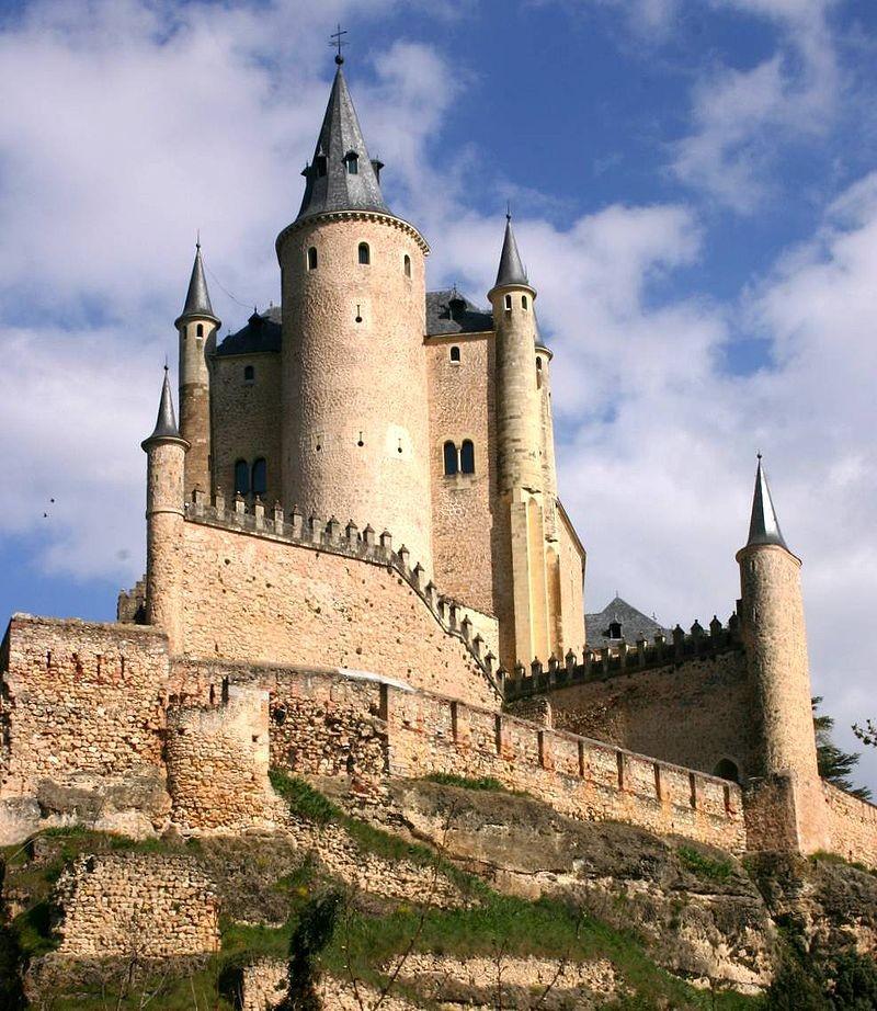 El Alcázar de Segovia es un castillo fortificado estilo medieval situado en el extremo