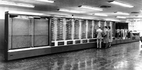 Historia de las Computadoras VII Nombre: MARK I Características: Primera máquina-computadora de 52 pies de largo, 50 toneladas, 750,000 partes y que usaba