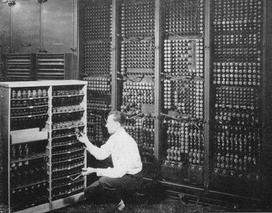 Historia de las Computadoras VIII Nombre: ENIAC (Electronic Numerical Integrator and Calculator) Características: Contenía