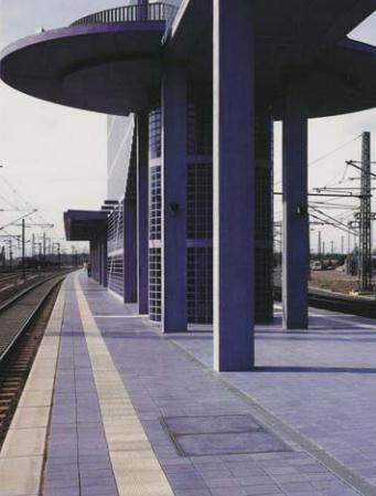 plataforma en estaciones de los sistemas de transporte público como trenes, metros, sistemas