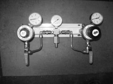 manera: 1-Conectar las dos baterías con tubos llenos a la misma presión. 2-Cerrar la válvula esférica con tornillo fijo y abrir la del regulador con volante.