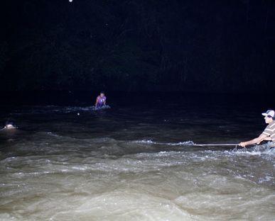 Desbordamiento de dos ríos en San Antonio de Escazú son socavamiento de la carretera. Inundación en Río Segundo de Alajuela.