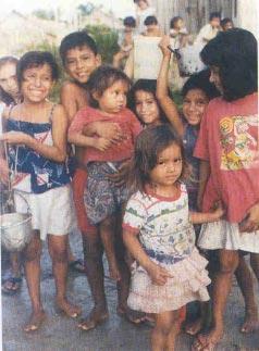 166 ALMANAQUE DE ANCASH 2002-2003 afectando a 4 millones 96 mil habitantes. La concentración de la pobreza y pobreza extrema es preocupante. b.