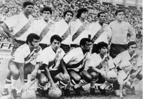 184 ALMANAQUE DE ANCASH 2002-2003 b) Historia del Equipo de José Gálvez de Chimbote Nadie imaginaba que el club que llevó inicialmente el nombre de uno de los futbolistas chimbotanos más destacados