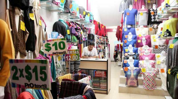 51% acudirá a los comercios populares como una opción para el ahorro en compras de ropa. P.
