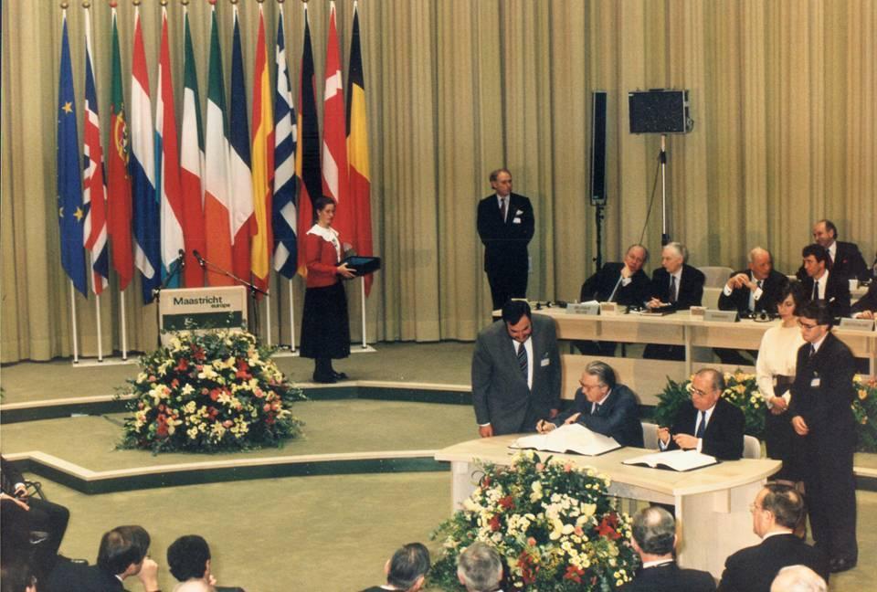 Historia de la Unión El 7 de febrero de 1992, se firma el Tratado de Maastrich, un logro mayusculo en este proceso de integracion, ya que se sientan las primeras bases para la modena
