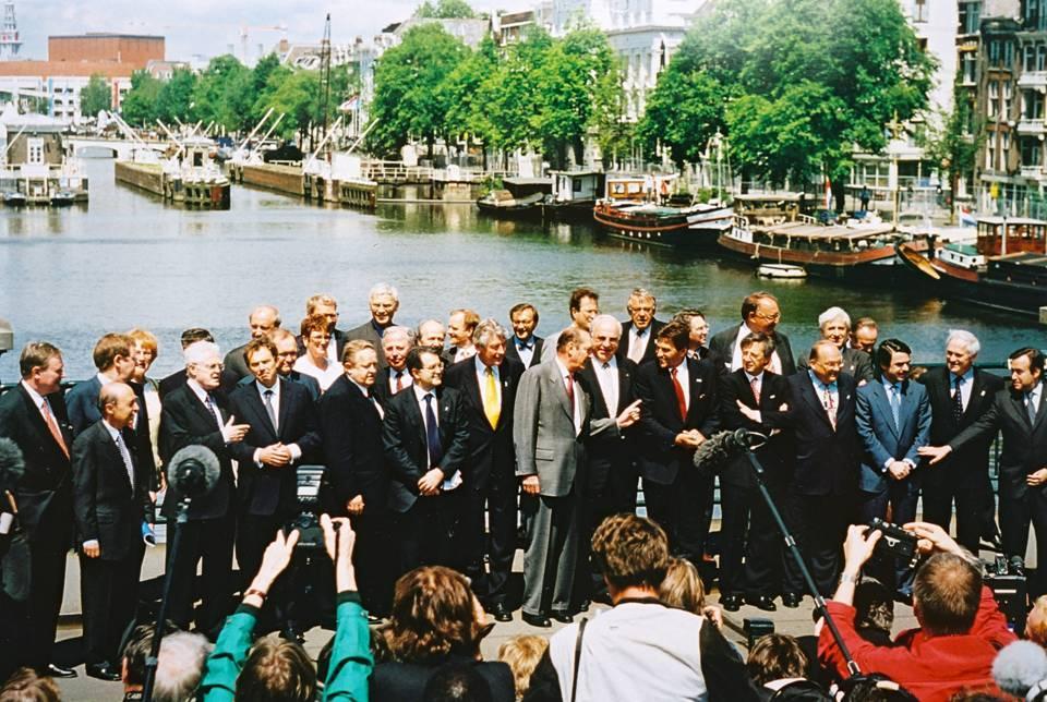 Historia de la Unión El 17 de junio 1997, se firma el Tratado de Amsterdam en el que estan disposiciones