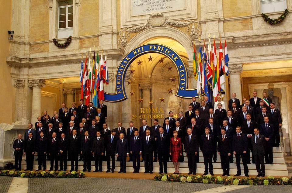 Chipre y Malta se adhieren también El 29 de octubre de 2004, los veinticinco Estados miembros firman un Tratado por el que se establece una Constitución para Europa con