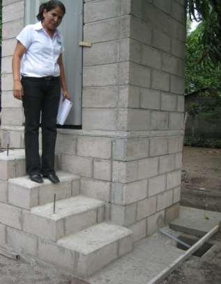Las gradas de la letrina deberán estar conformadas por bloques de concreto de 10X20X40, con todos los huecos rellenos con mezcla de concreto proporción 1:2:2 y en las huellas colocar piedra cuarta