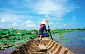 Disfrutaremos de un paseo en barco sobre el lago y descubriremos la vida diaria de los camboyanos. Almuerzo en un restaurante local. Traslado al aeropuerto y salida en vuelo a Bangkok.