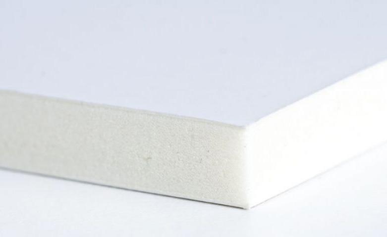 CARTÓN PLUMA KAPA LINE Panel ligero de espuma de poliuretano rígido, recubierto por ambos lados de cartón semirigido a base de celulosa, para aplicaciones en interior con rigidez media, facíl corte y