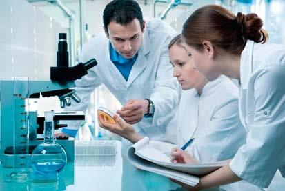 02 La investigación y el desarrollo de productos de Blau Farmacéutica está dividida en dos especialidades: Productos biológicos y drogas sintéticas.