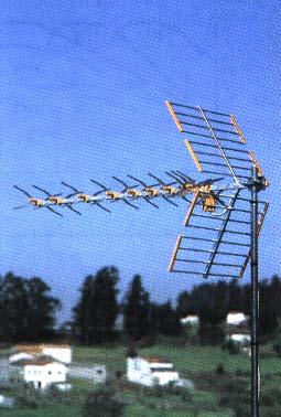 7.5.-OTROS TIPOS DE ANTENAS Las figuras 15, 16, 17 y 18 nos muestran varios tipos de antenas TELEVÉS con sus correspondientes curvas características de radiación y ancho de banda, los cuales dan
