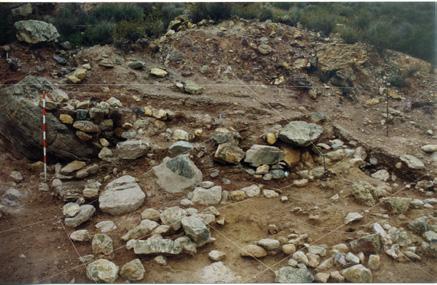 algunas piedras alineadas, (1,40 m de longitud), que formarían su cara interna. Otras estructuras, localizadas en el interior de la vivienda durante las excavaciones de Martínez Santa-Olalla et al.