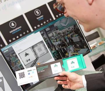 Introducción Digital Factory en la Feria de Hannover 2015: como socio exclusivo, ARBURG mostró una cadena de procesos totalmente en red y ofreció a los visitantes una visión del tema Industria 4.0. ARBURG y 4.