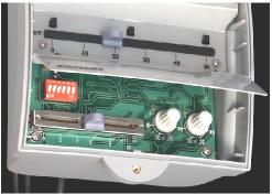 La carcasa de plástico protege los circuitos electrónicos y los elementos operativos, a los que sólo puede accederse retirando la cubierta En el frontal se aloja el cursor lineal de consigna y un LED