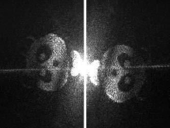 1b bajo codificación binaria de fase En el plano de reconstrucción de un holograma de Fourier se obtienen dos imágenes una invertida con respecto a la otra como