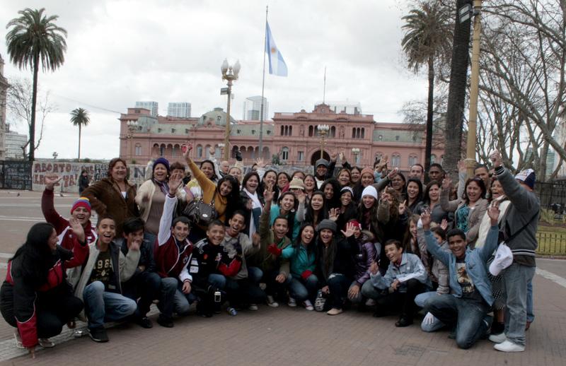 Este lunes arribaron a Buenos Aires los primeros 24 jóvenes que obtuvieron los mejores promedios académicos en educación media pública.