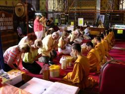 DÍA 2 BANGKOK Experimente una parte importante de la cultura tailandesa ofreciendo limosnas